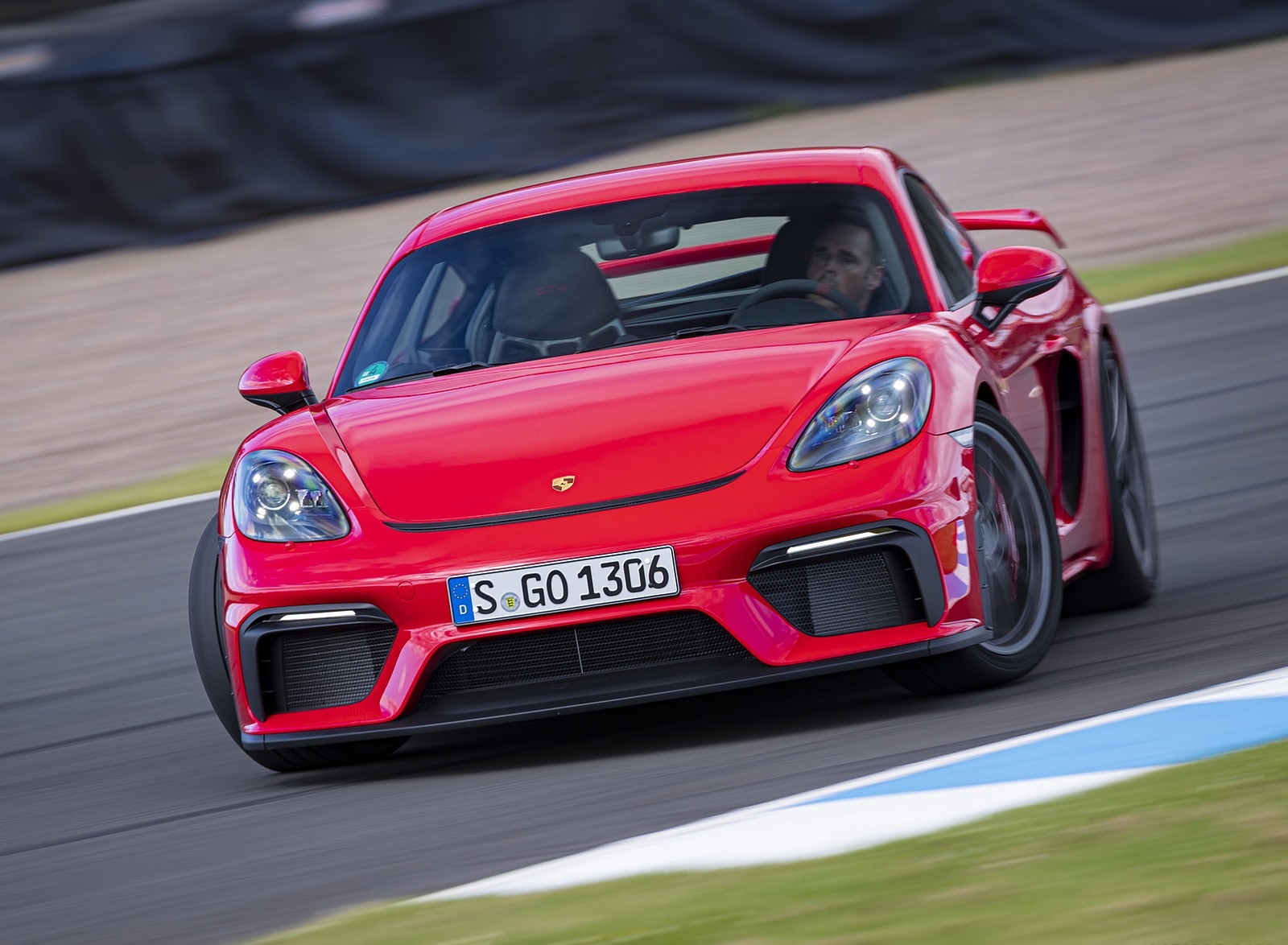 2020 Porsche 718 Cayman GT4 (Color: Guards Red) Front Wallpapers (2)