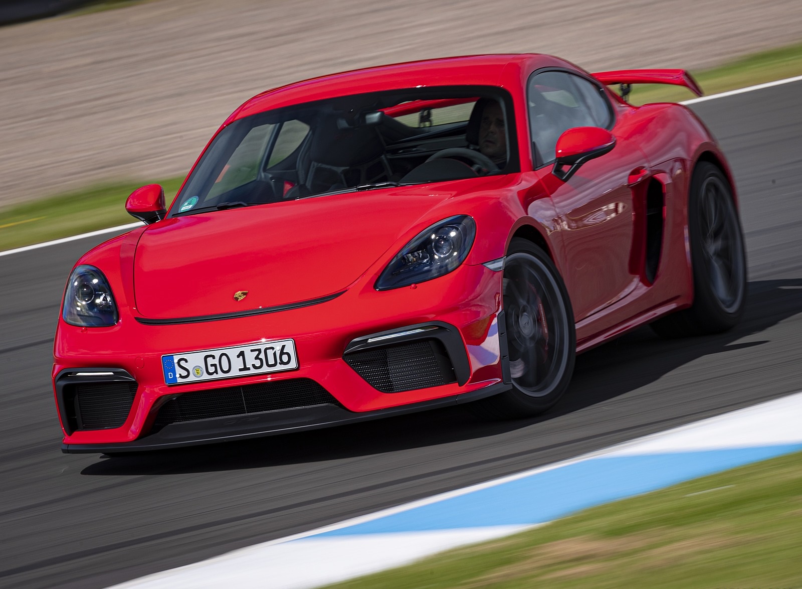 2020 Porsche 718 Cayman GT4 (Color: Guards Red) Front Wallpapers (5)