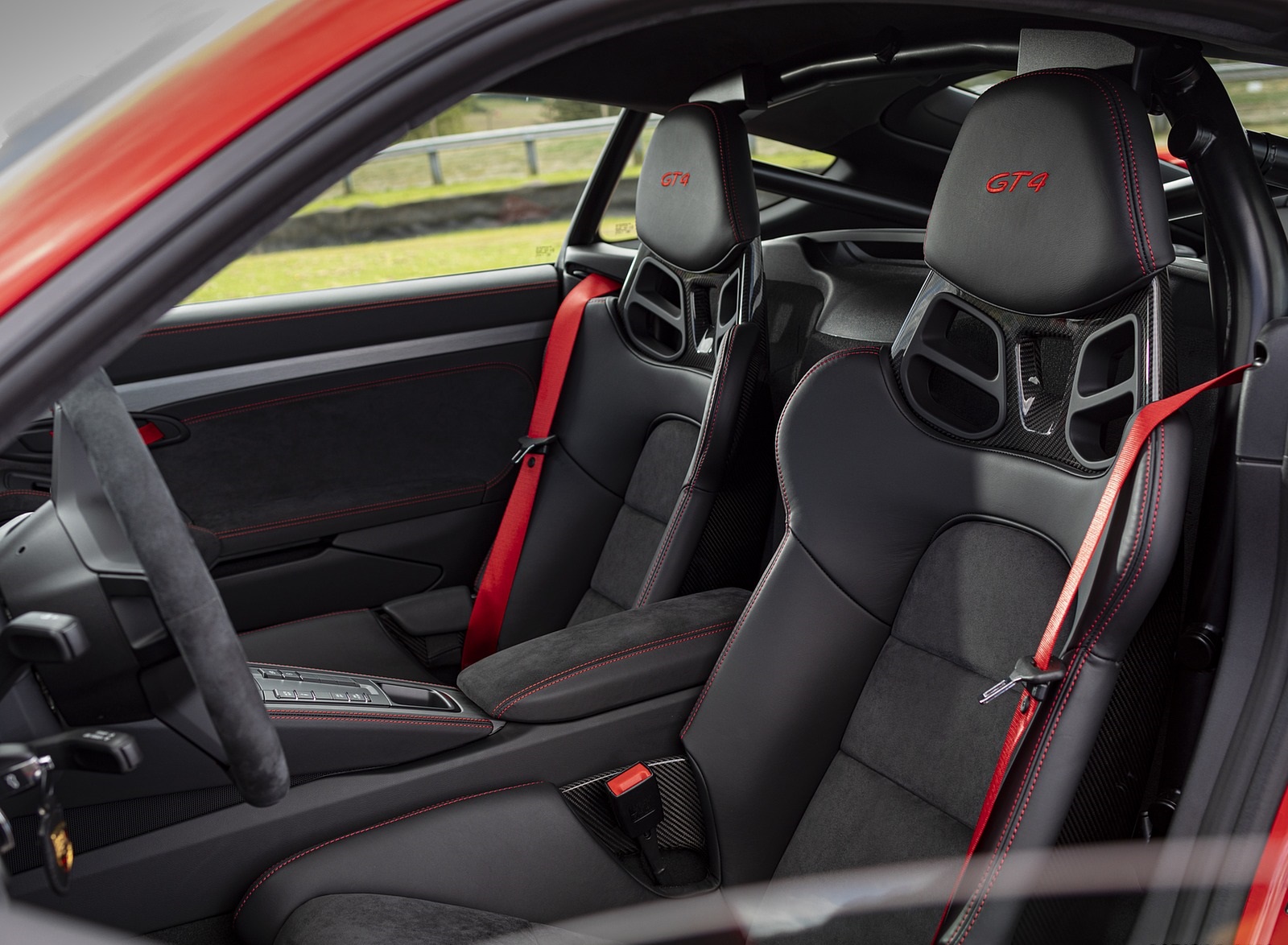 2020 Porsche 718 Cayman GT4 (Color: Guards Red) Interior Wallpapers #46 of 177