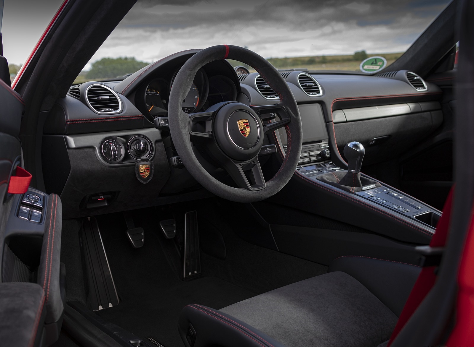 2020 Porsche 718 Cayman GT4 (Color: Guards Red) Interior Wallpapers #44 of 177