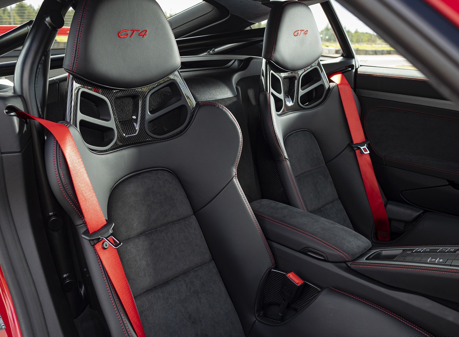 2020 Porsche 718 Cayman GT4 (Color: Guards Red) Interior Wallpapers #43 of 177