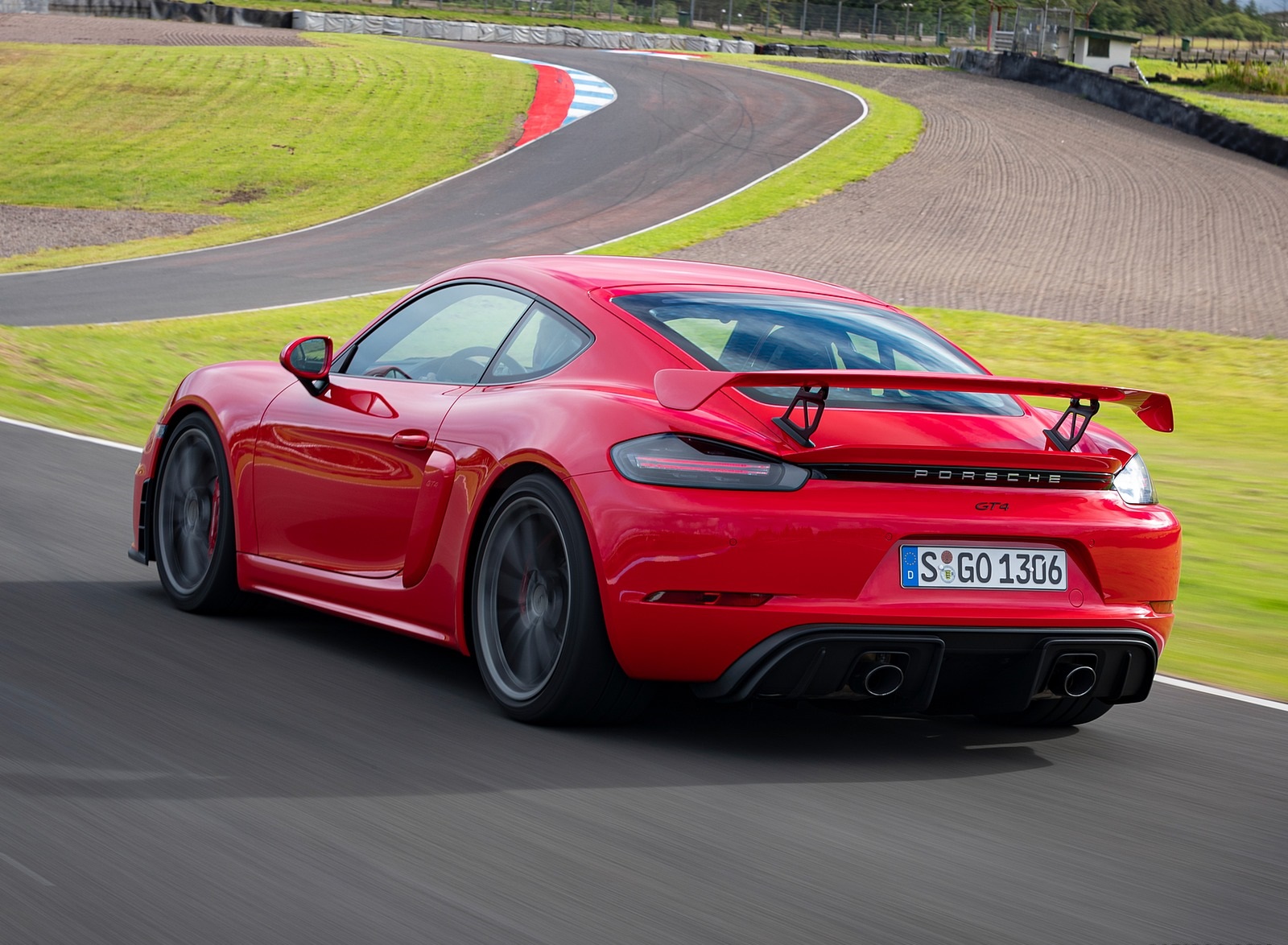 2020 Porsche 718 Cayman GT4 (Color: Guards Red) Rear Three-Quarter Wallpapers #25 of 177