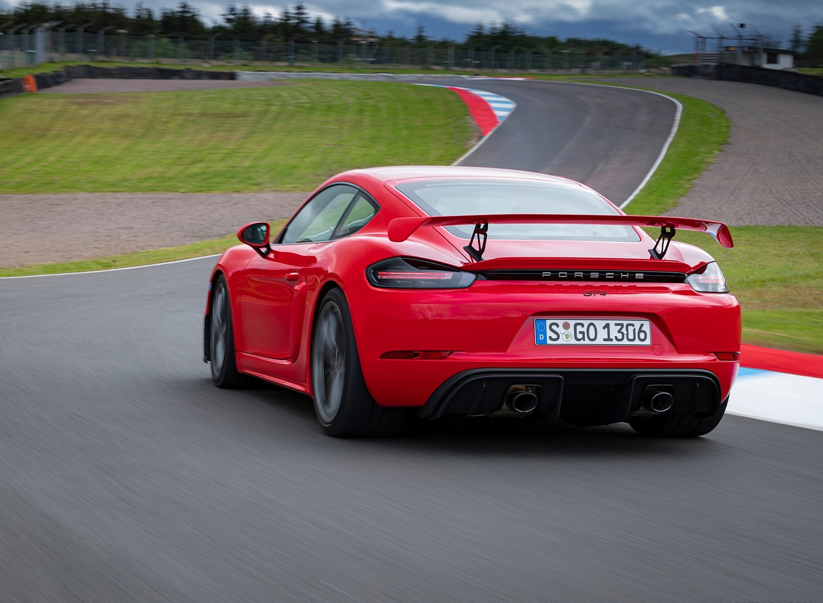 2020 Porsche 718 Cayman GT4 (Color: Guards Red) Rear Three-Quarter Wallpapers #27 of 177