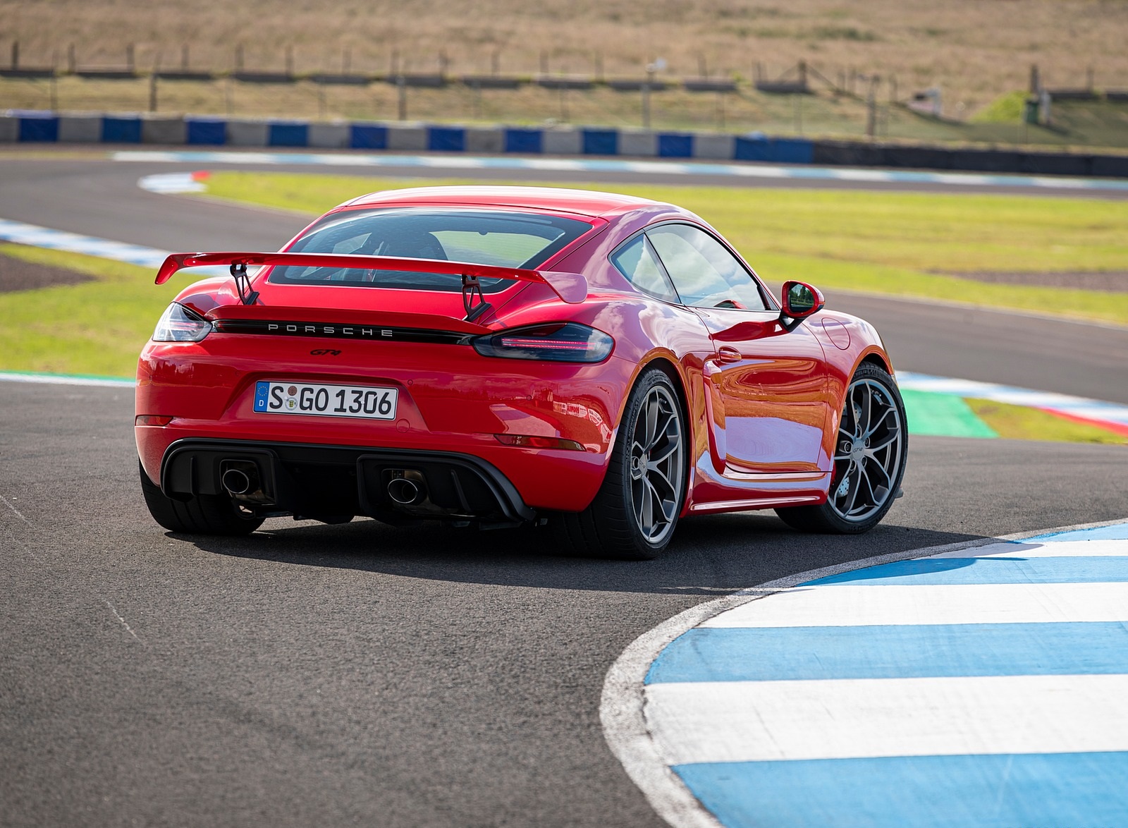 2020 Porsche 718 Cayman GT4 (Color: Guards Red) Rear Three-Quarter Wallpapers #28 of 177