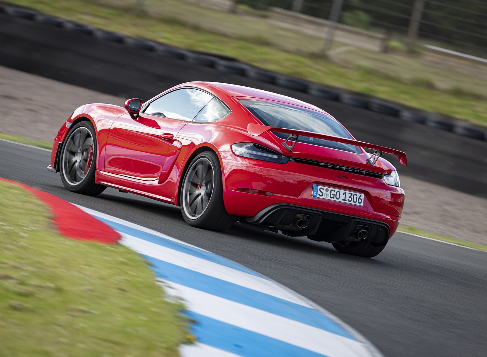 2020 Porsche 718 Cayman GT4 (Color: Guards Red) Rear Three-Quarter Wallpapers (7)