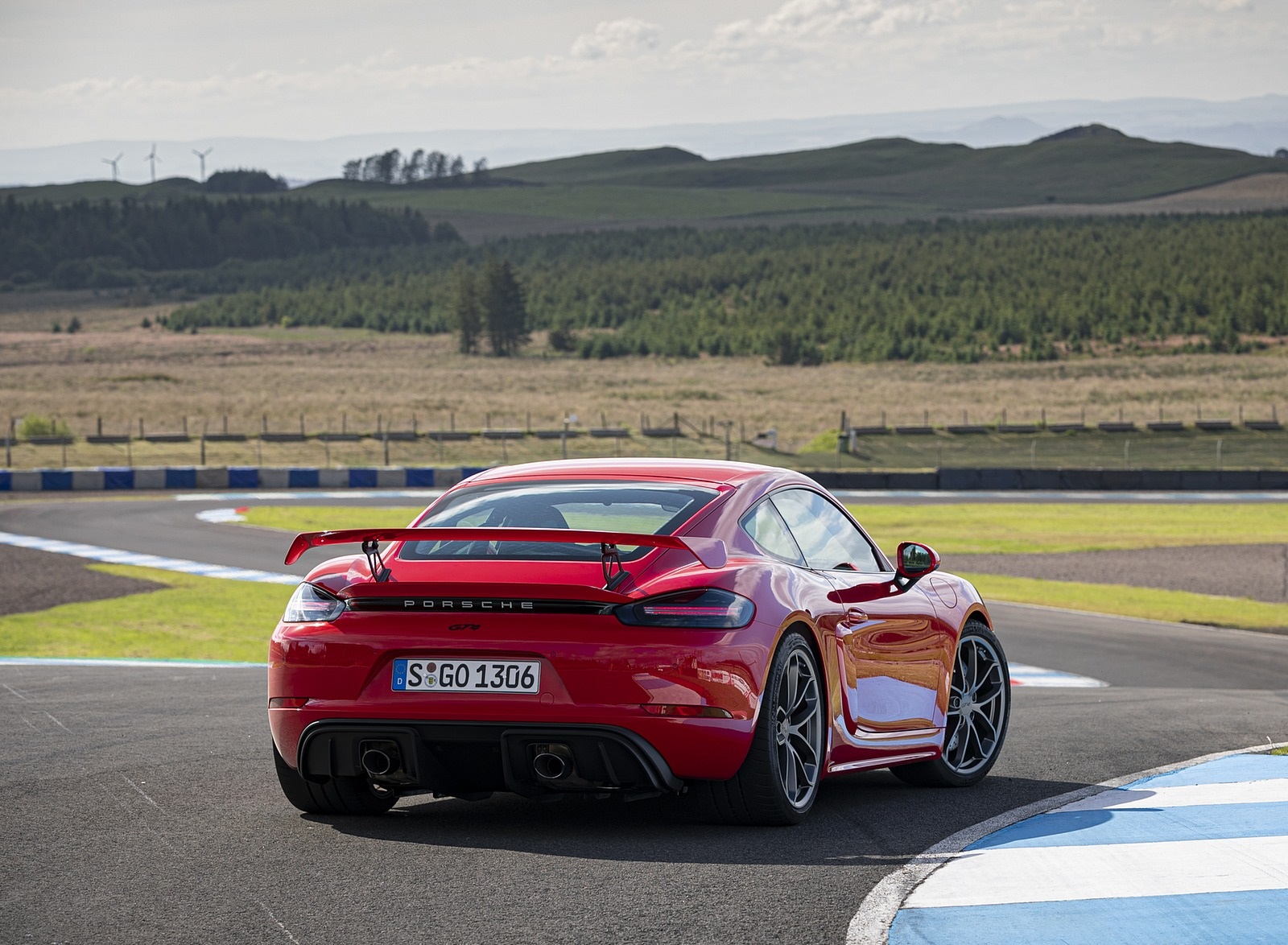 2020 Porsche 718 Cayman GT4 (Color: Guards Red) Rear Wallpapers #29 of 177