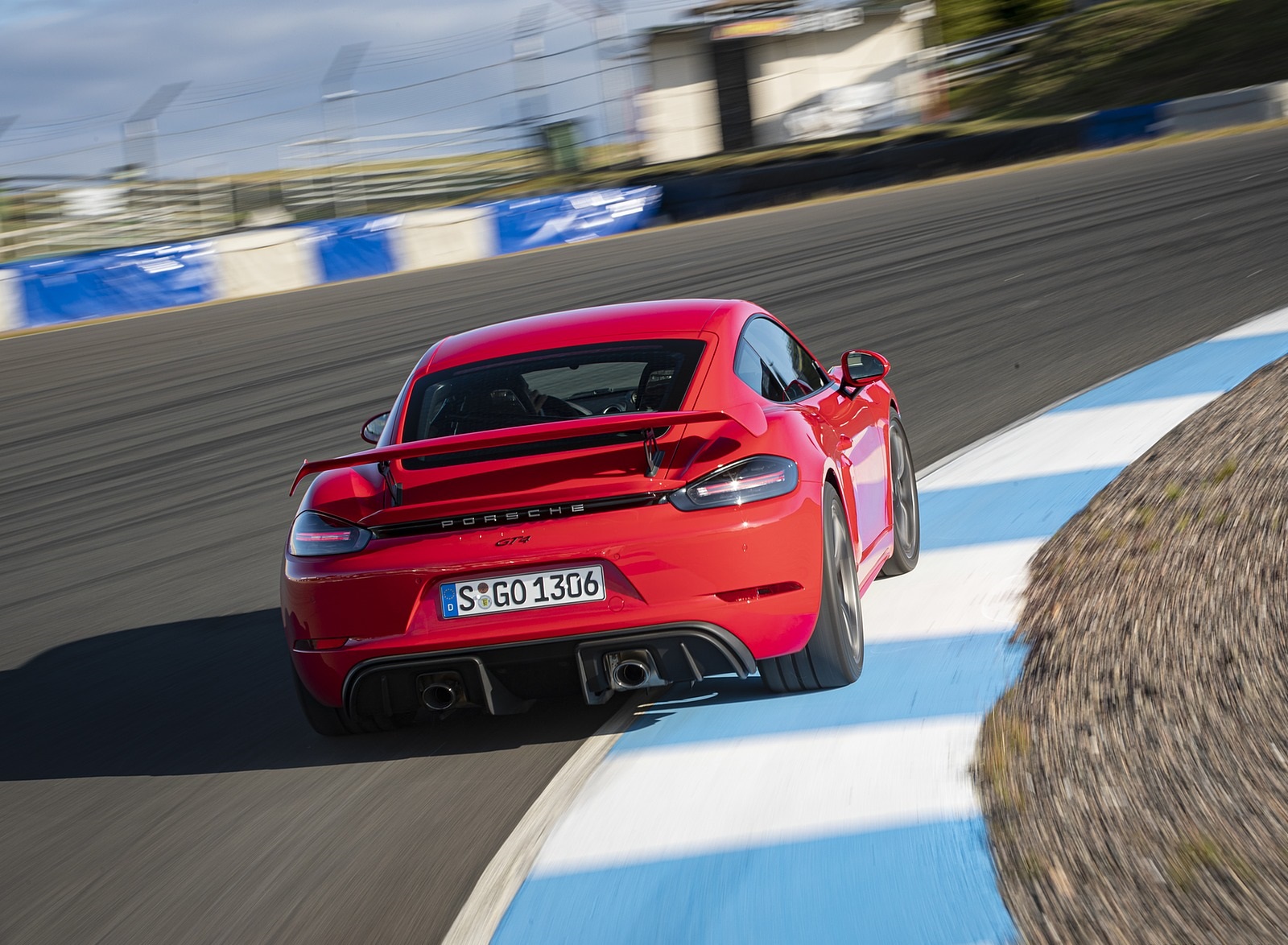 2020 Porsche 718 Cayman GT4 (Color: Guards Red) Rear Wallpapers (9)