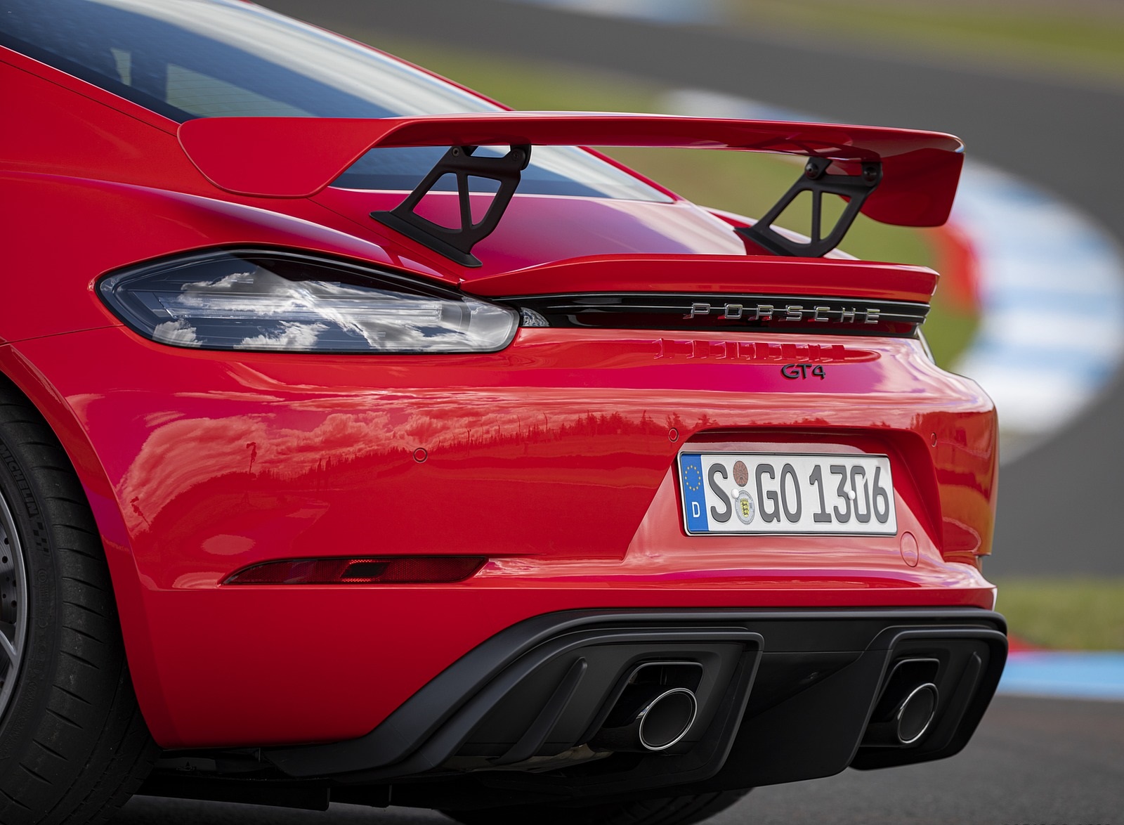 2020 Porsche 718 Cayman GT4 (Color: Guards Red) Spoiler Wallpapers #37 of 177