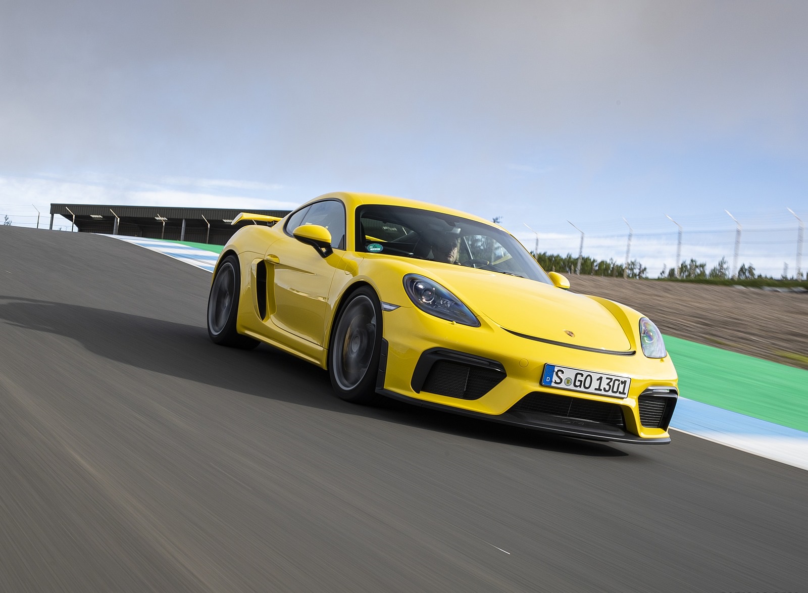 2020 Porsche 718 Cayman GT4 (Color: Racing Yellow) Front Three-Quarter Wallpapers #49 of 177