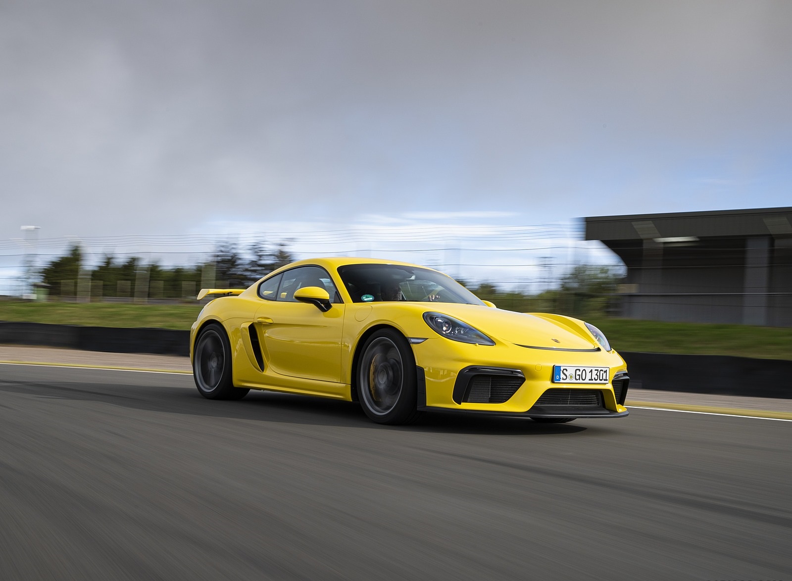 2020 Porsche 718 Cayman GT4 (Color: Racing Yellow) Front Three-Quarter Wallpapers #50 of 177
