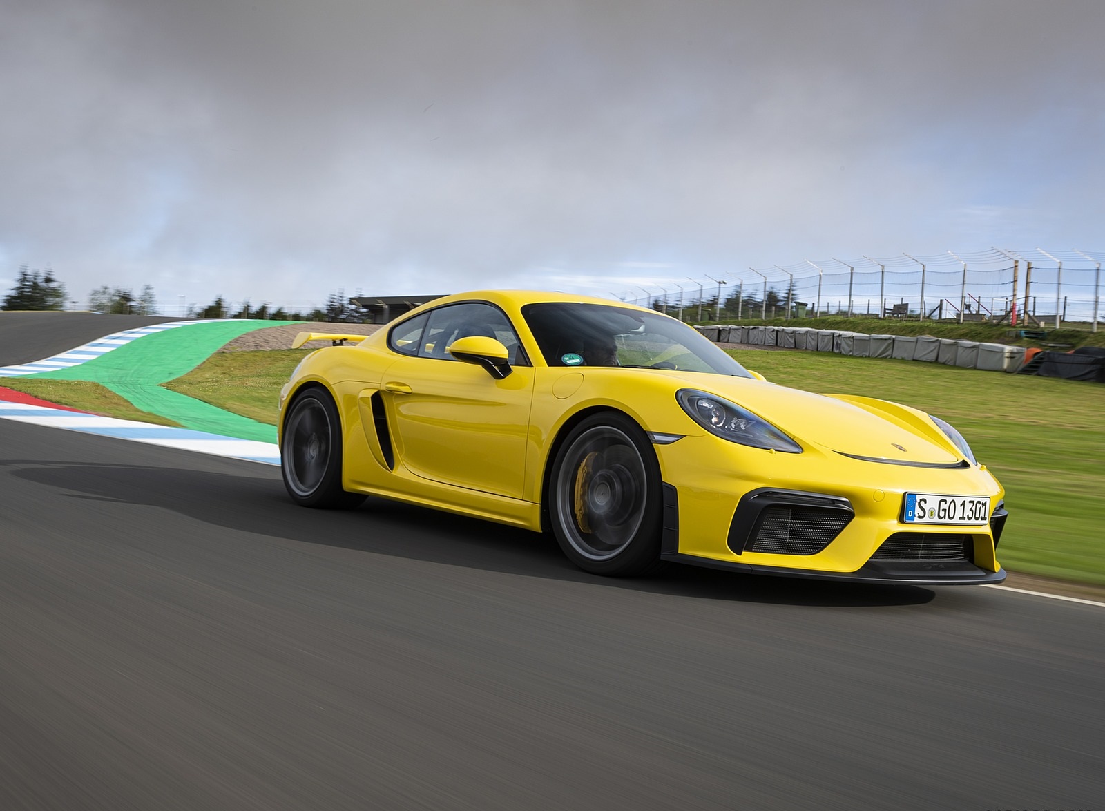 2020 Porsche 718 Cayman GT4 (Color: Racing Yellow) Front Three-Quarter Wallpapers #51 of 177