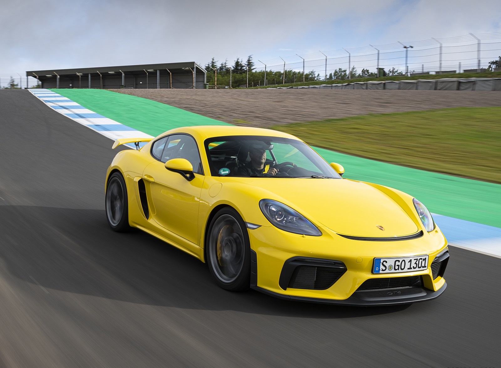 2020 Porsche 718 Cayman GT4 (Color: Racing Yellow) Front Three-Quarter Wallpapers #52 of 177