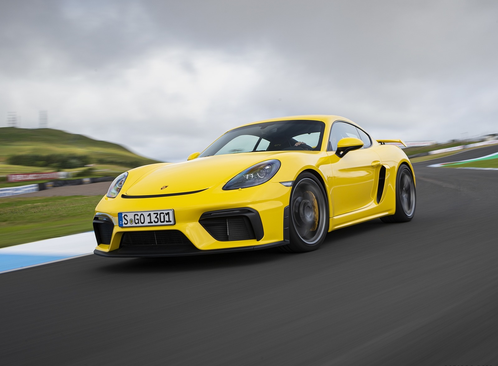 2020 Porsche 718 Cayman GT4 (Color: Racing Yellow) Front Three-Quarter Wallpapers #53 of 177