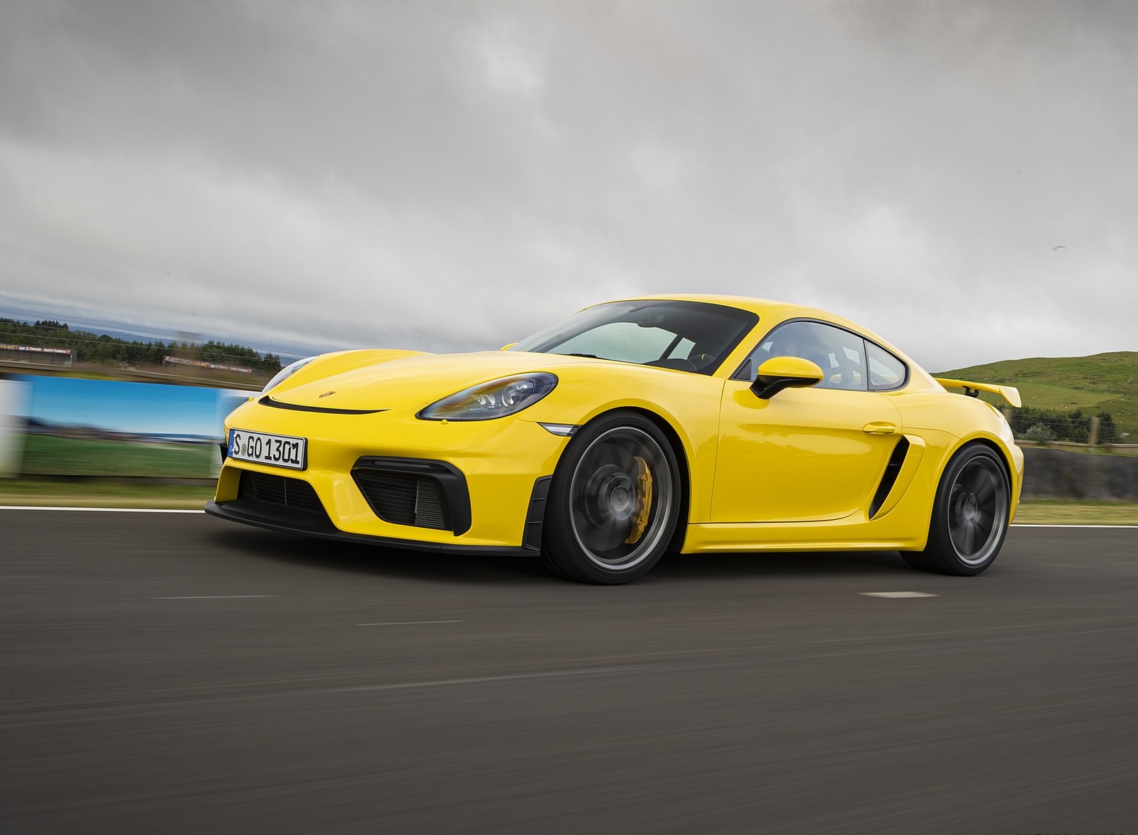 2020 Porsche 718 Cayman GT4 (Color: Racing Yellow) Front Three-Quarter Wallpapers #54 of 177