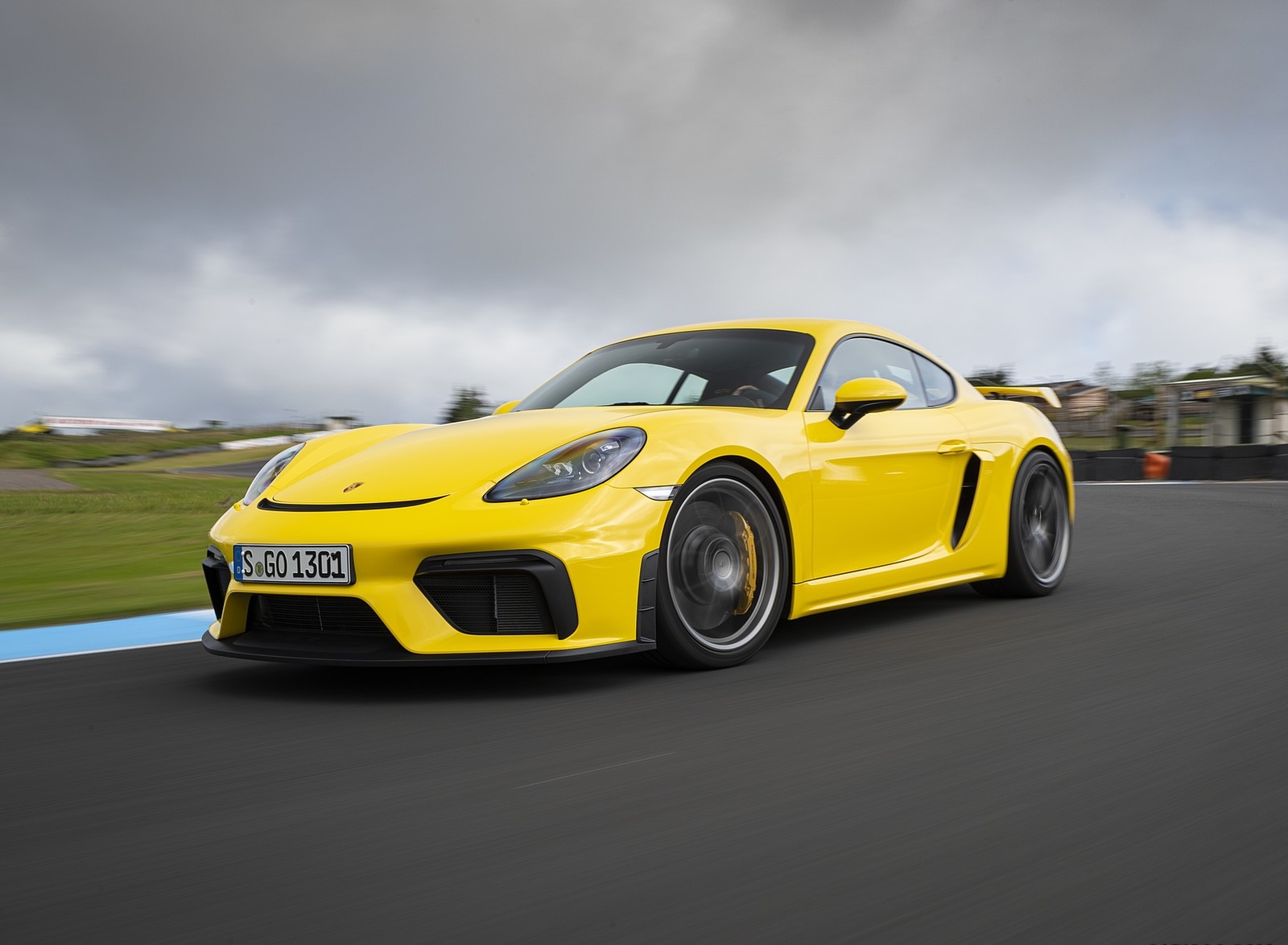 2020 Porsche 718 Cayman GT4 (Color: Racing Yellow) Front Three-Quarter Wallpapers #55 of 177