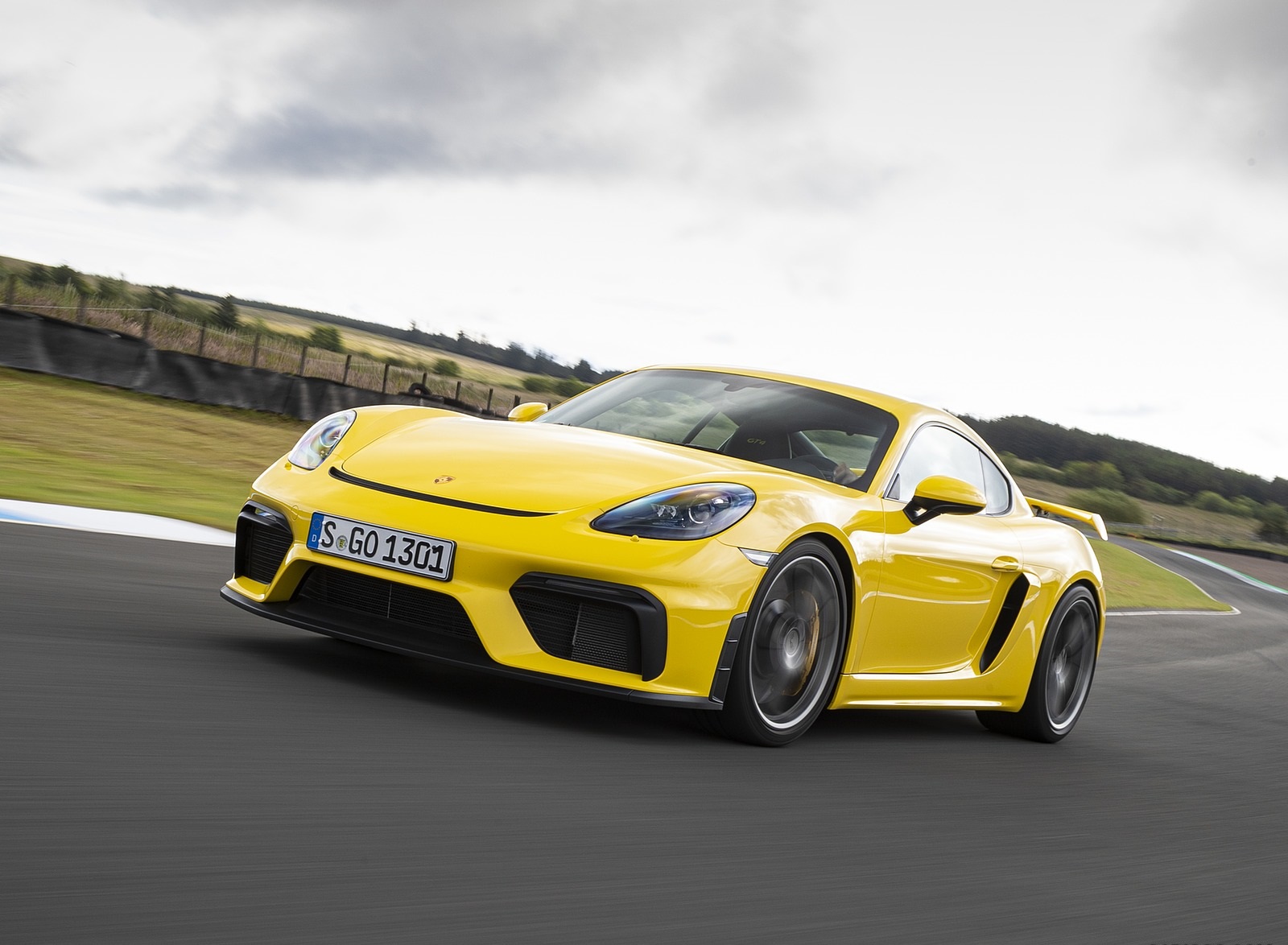 2020 Porsche 718 Cayman GT4 (Color: Racing Yellow) Front Three-Quarter Wallpapers #67 of 177