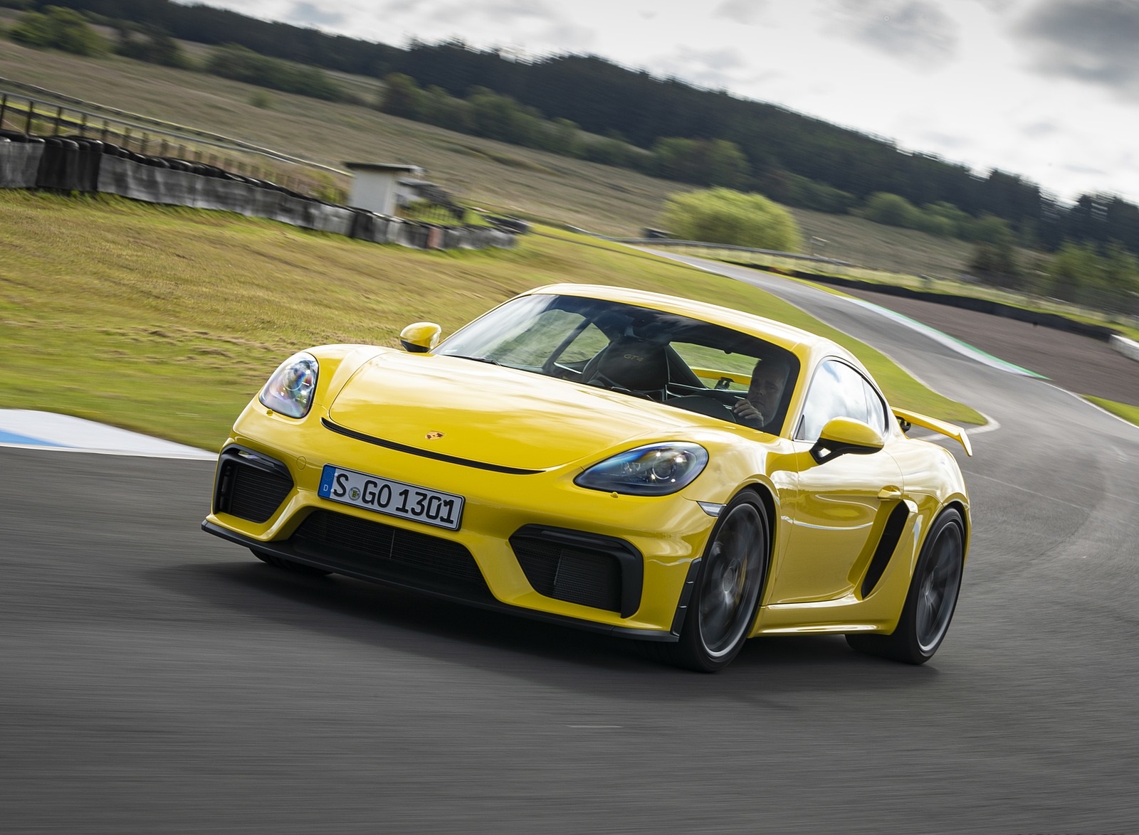 2020 Porsche 718 Cayman GT4 (Color: Racing Yellow) Front Three-Quarter Wallpapers #57 of 177