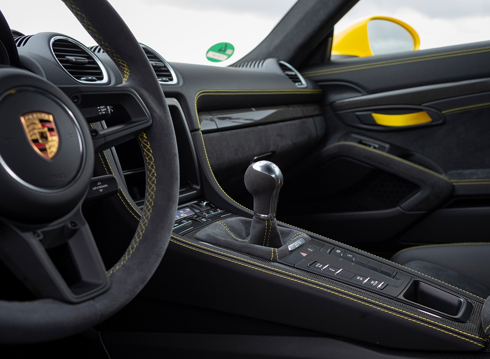 2020 Porsche 718 Cayman GT4 (Color: Racing Yellow) Interior Detail Wallpapers #88 of 177