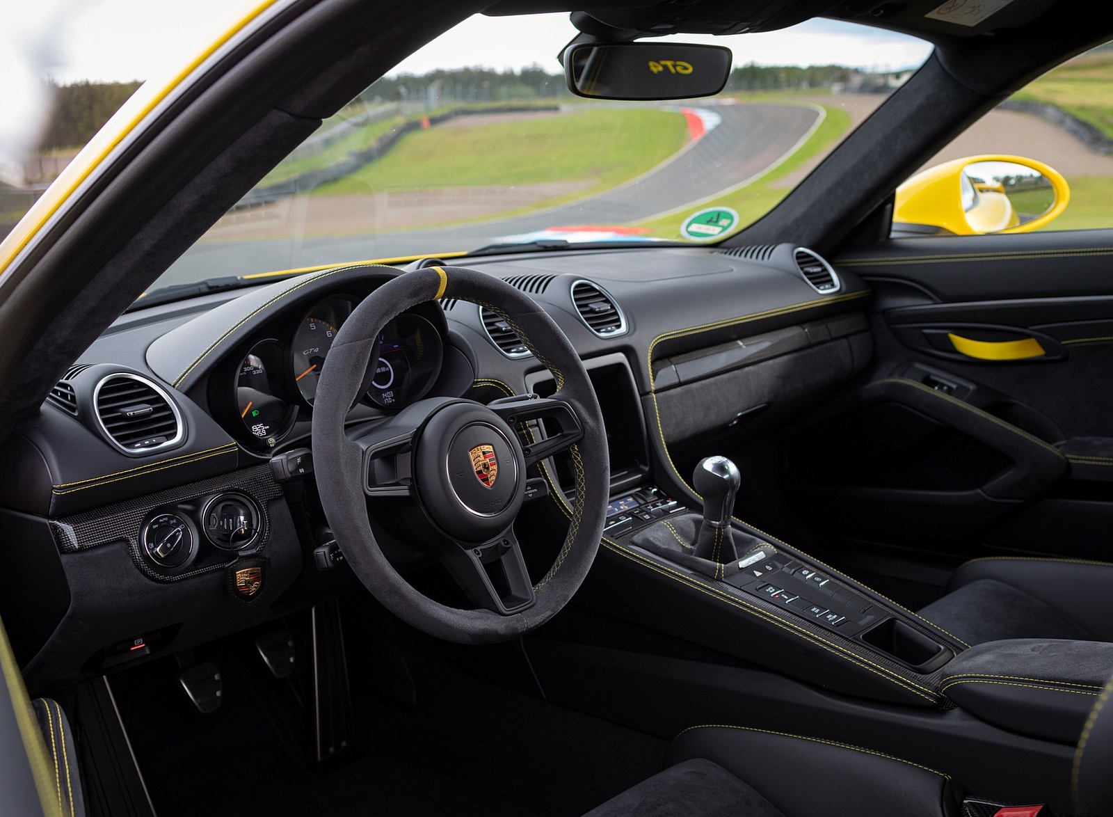 2020 Porsche 718 Cayman GT4 (Color: Racing Yellow) Interior Wallpapers #83 of 177