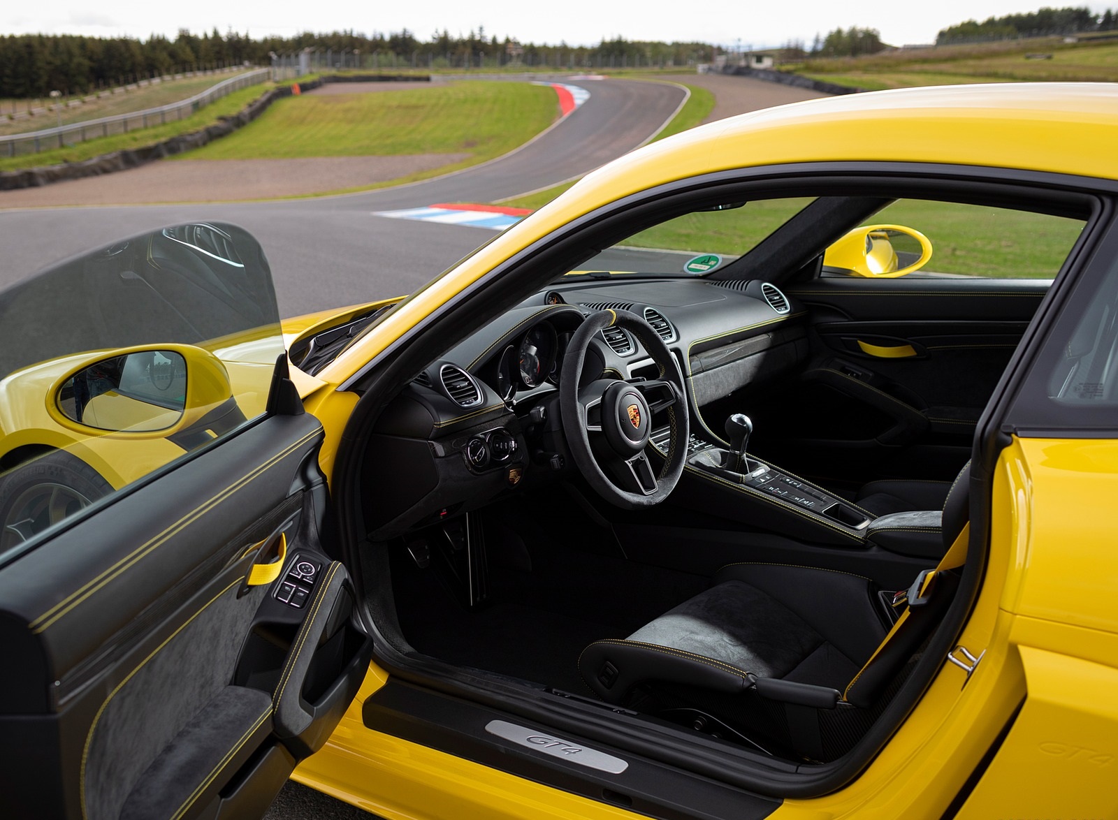 2020 Porsche 718 Cayman GT4 (Color: Racing Yellow) Interior Wallpapers #84 of 177