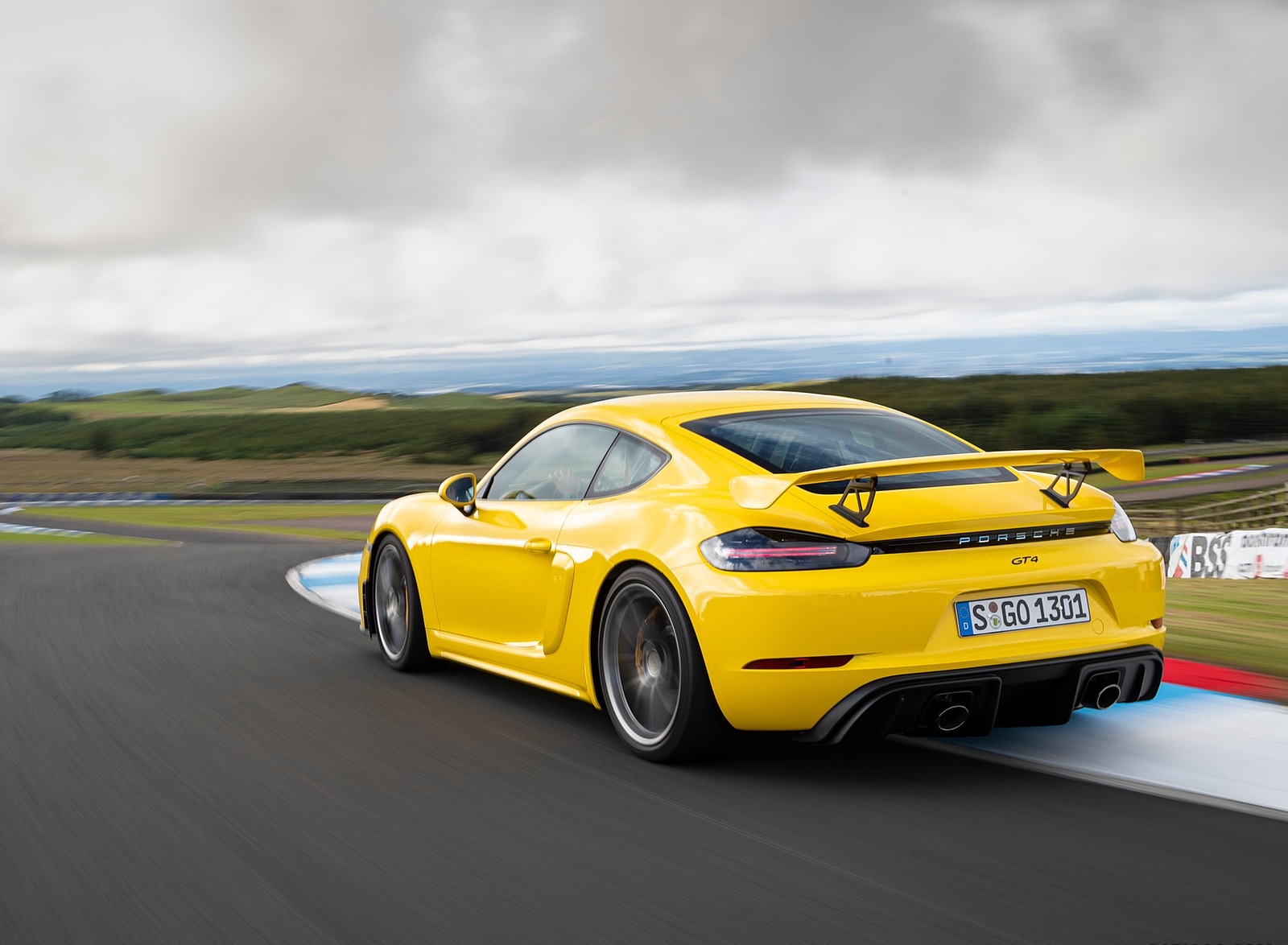 2020 Porsche 718 Cayman GT4 (Color: Racing Yellow) Rear Three-Quarter Wallpapers #60 of 177