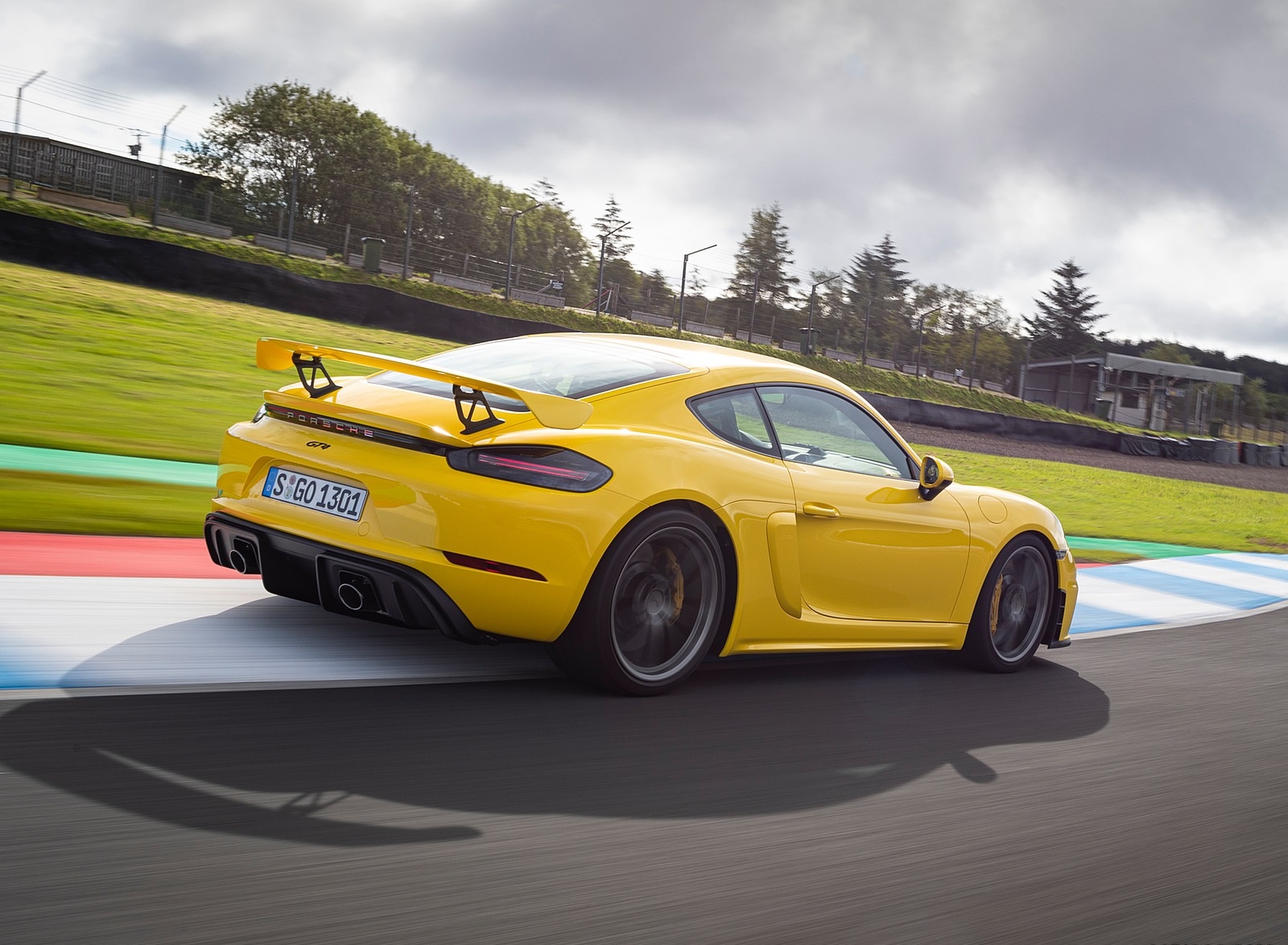 2020 Porsche 718 Cayman GT4 (Color: Racing Yellow) Rear Three-Quarter Wallpapers #62 of 177