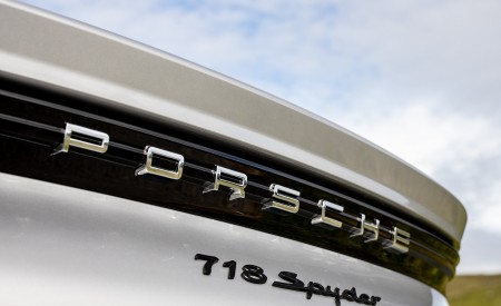 2020 Porsche 718 Spyder (Color: GT Silver Metallic) Badge Wallpapers 450x275 (229)