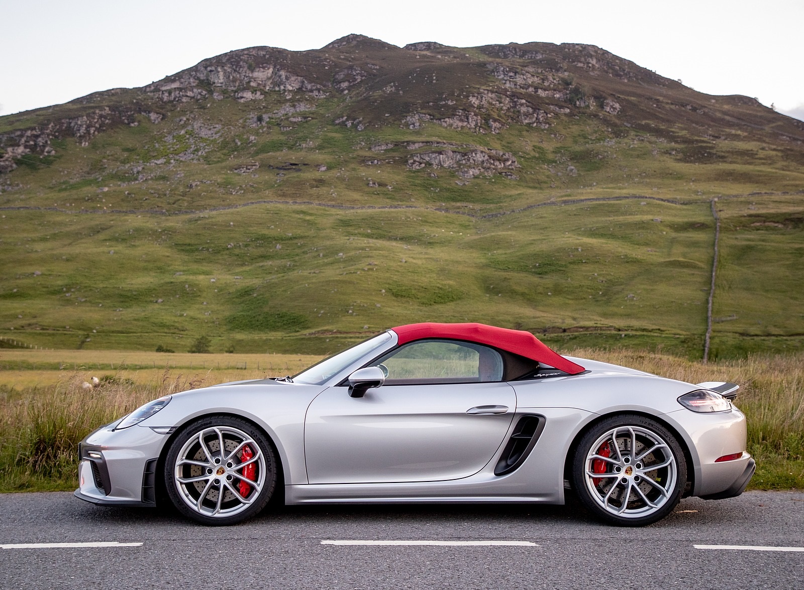 2020 Porsche 718 Spyder (Color: GT Silver Metallic) Side Wallpapers #213 of 295