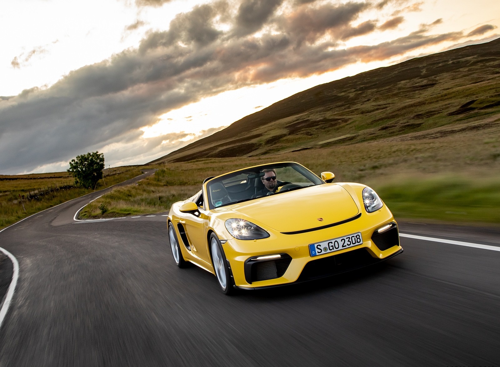 2020 Porsche 718 Spyder (Color: Racing Yellow) Front Three-Quarter Wallpapers #19 of 295