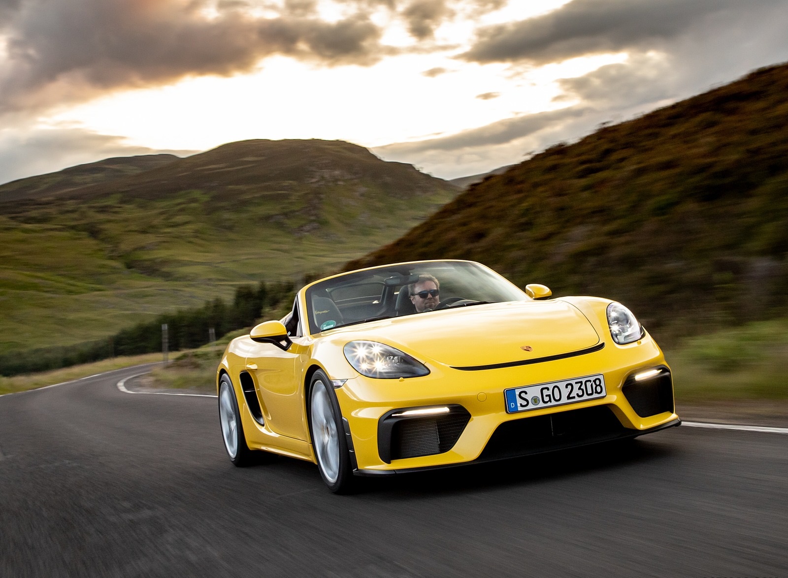 2020 Porsche 718 Spyder (Color: Racing Yellow) Front Three-Quarter Wallpapers #20 of 295