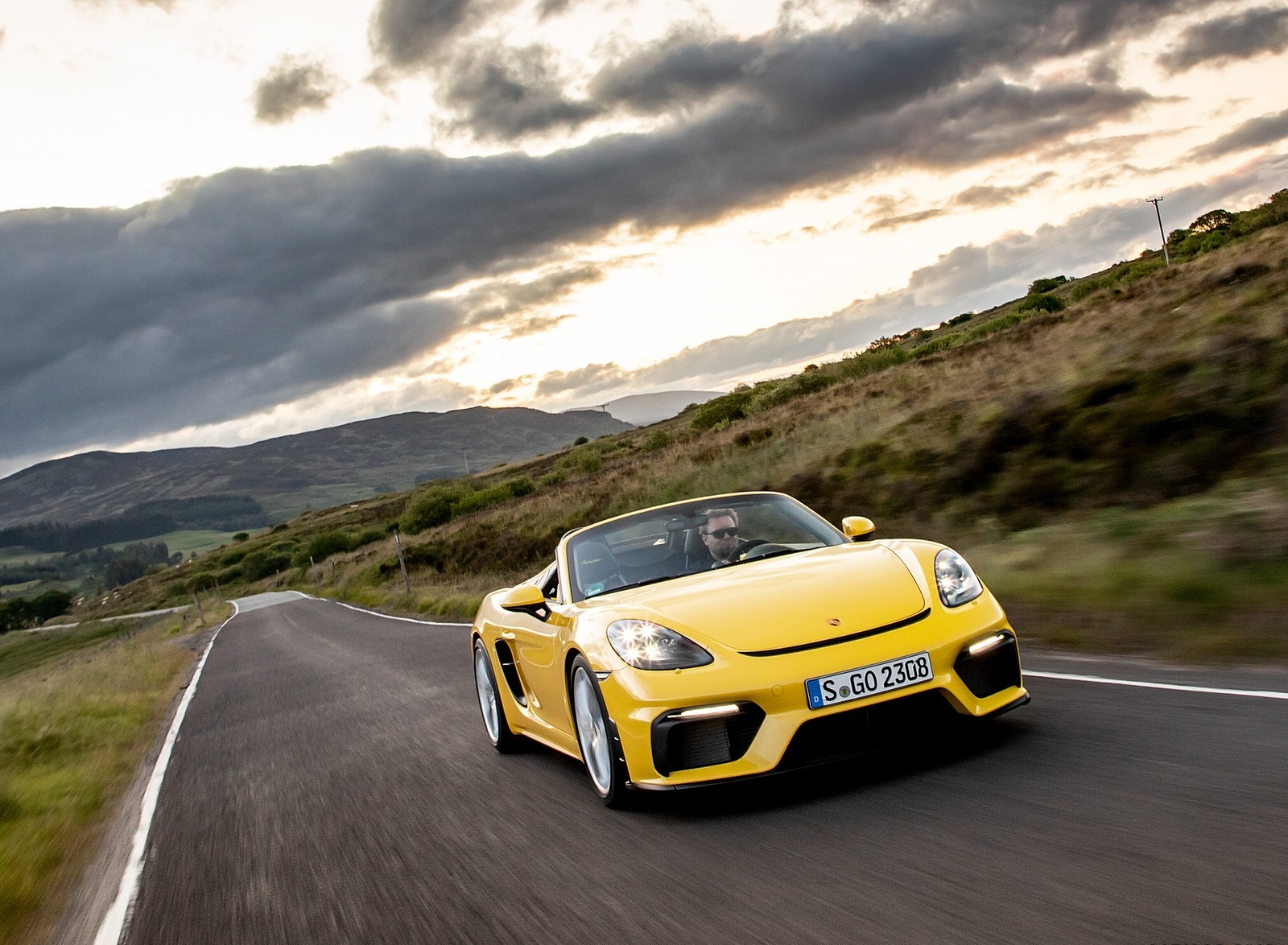 2020 Porsche 718 Spyder (Color: Racing Yellow) Front Three-Quarter Wallpapers #21 of 295