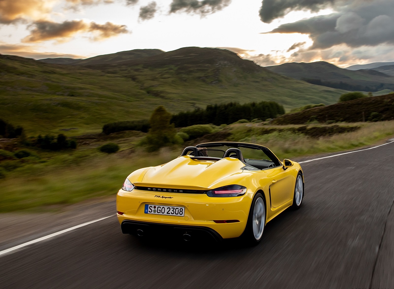 2020 Porsche 718 Spyder (Color: Racing Yellow) Rear Wallpapers #32 of 295