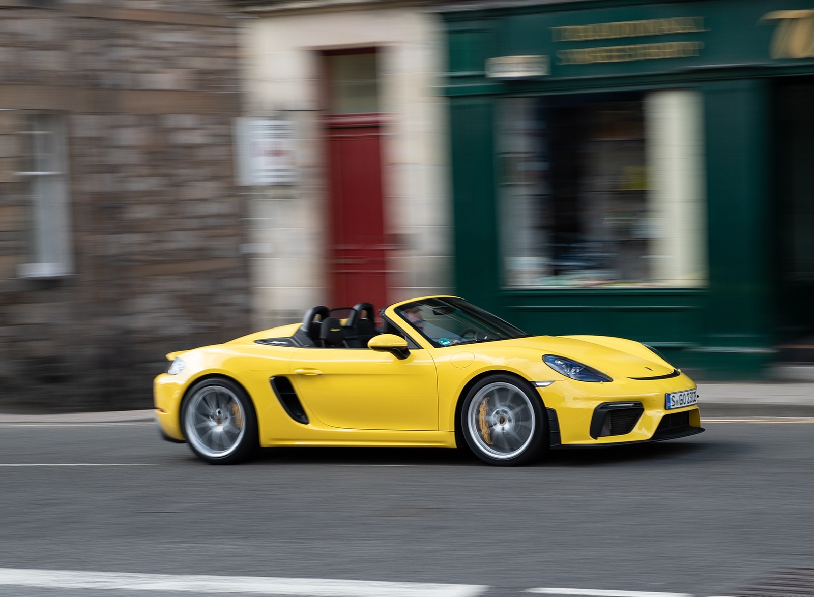 2020 Porsche 718 Spyder (Color: Racing Yellow) Side Wallpapers #46 of 295