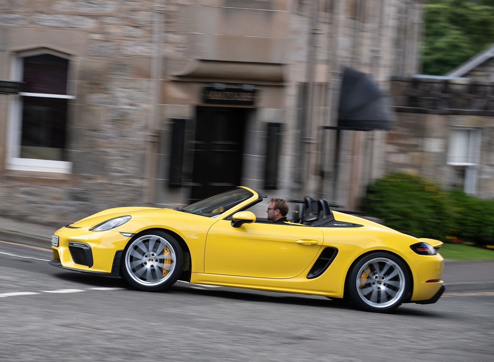 2020 Porsche 718 Spyder (Color: Racing Yellow) Side Wallpapers #39 of 295