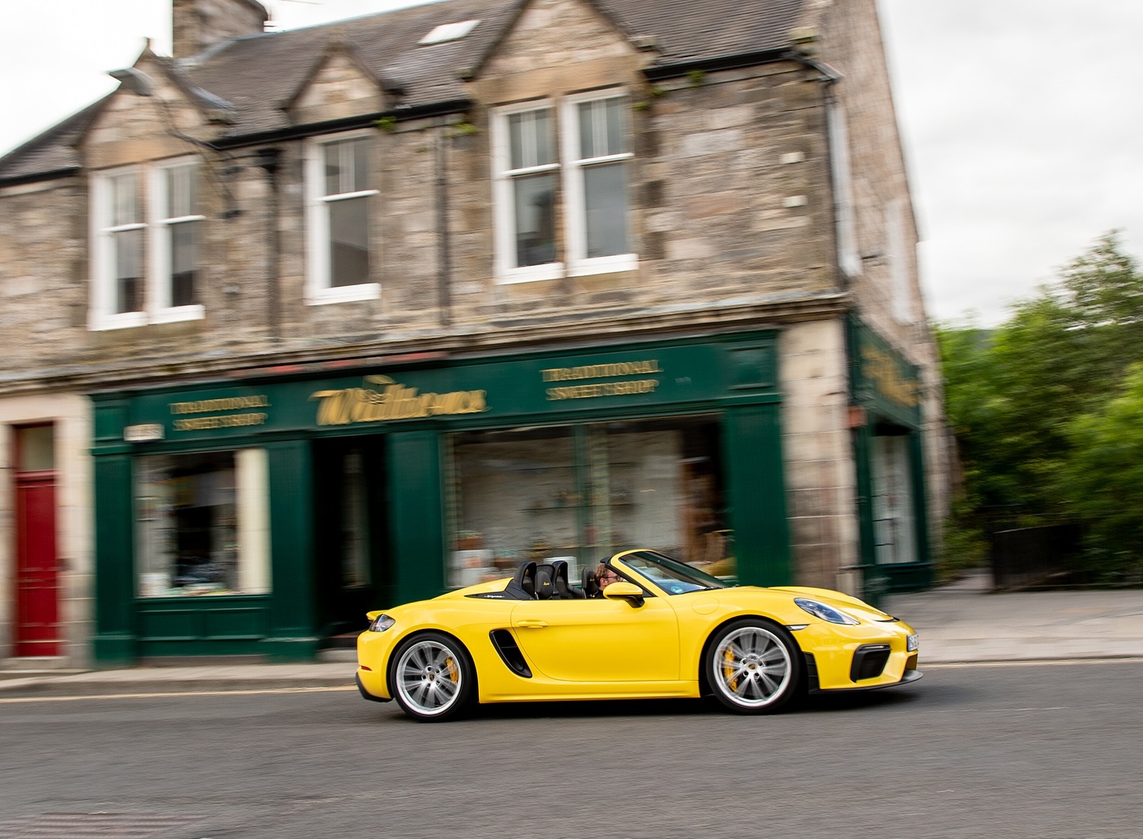 2020 Porsche 718 Spyder (Color: Racing Yellow) Side Wallpapers #41 of 295