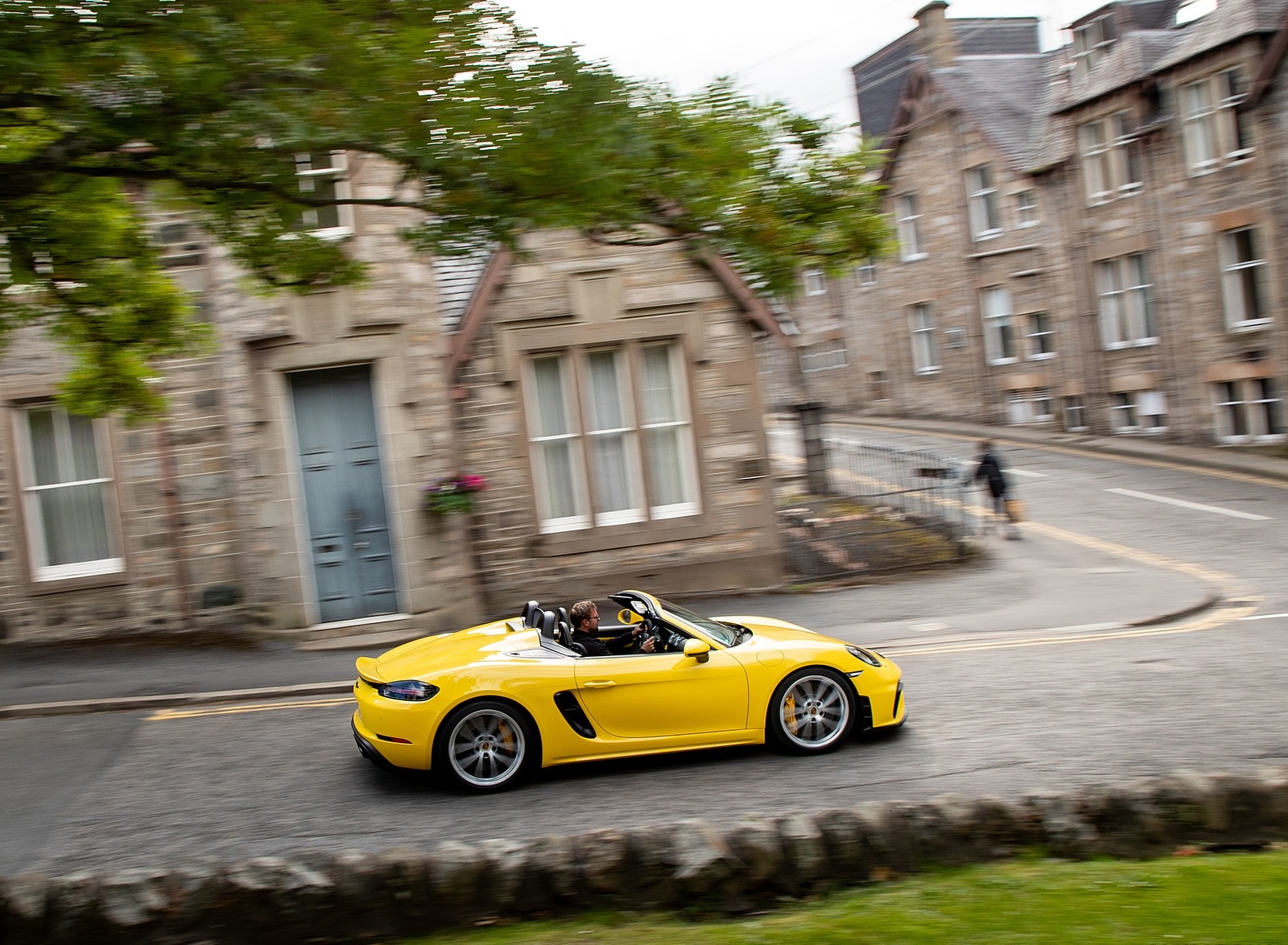 2020 Porsche 718 Spyder (Color: Racing Yellow) Side Wallpapers #43 of 295