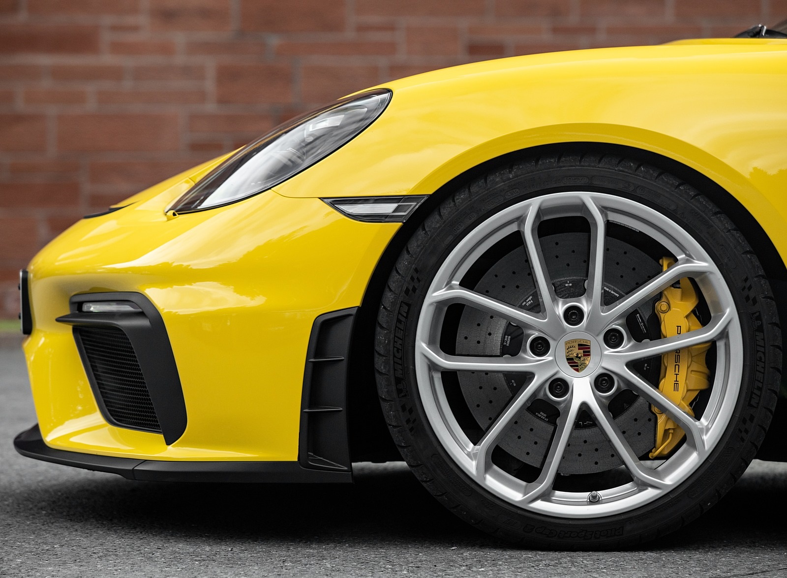 2020 Porsche 718 Spyder (Color: Racing Yellow) Wheel Wallpapers #56 of 295