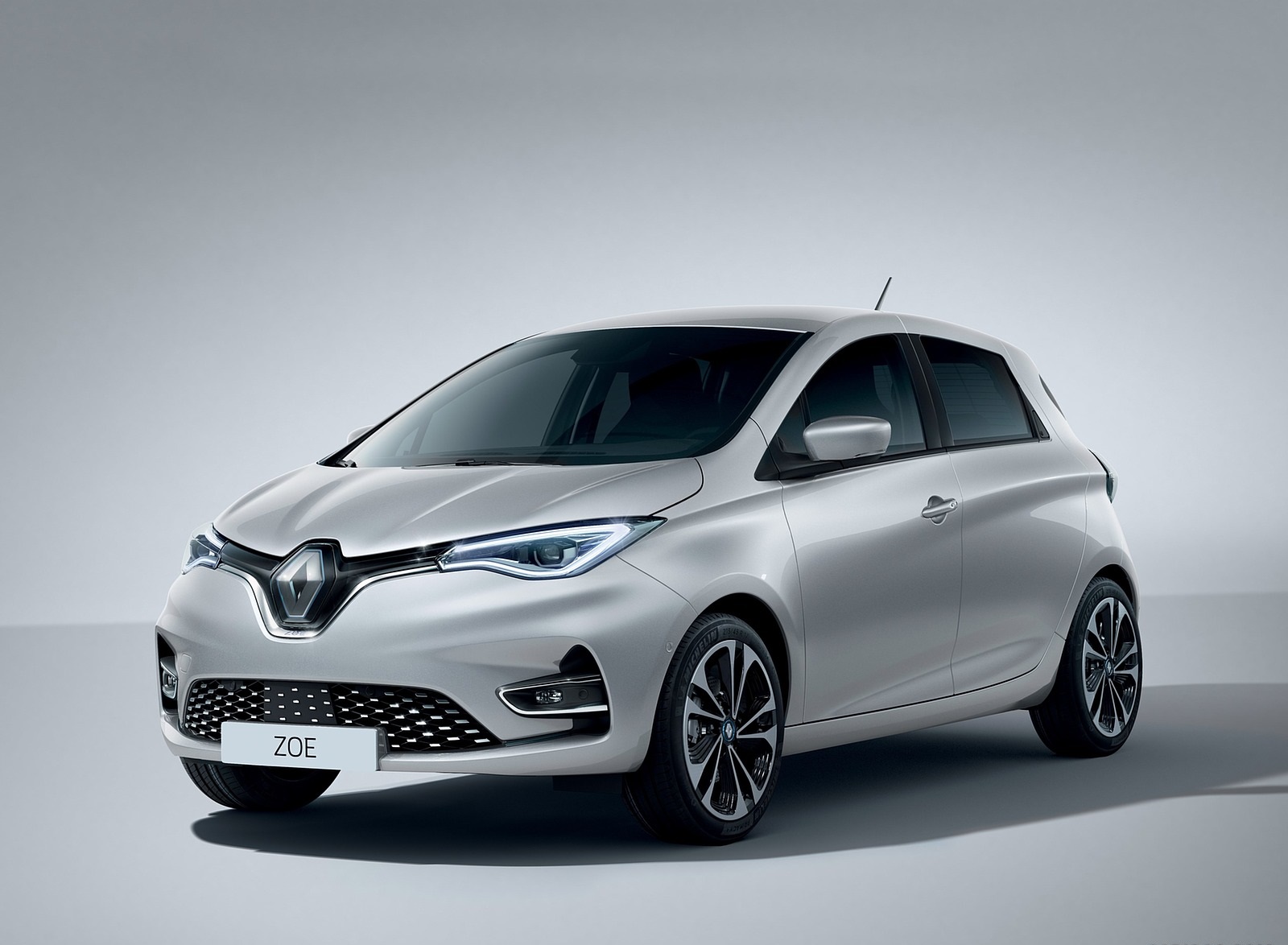 2020 Renault Zoe (Color: Highland Grey) Front Three-Quarter Wallpapers #26 of 39