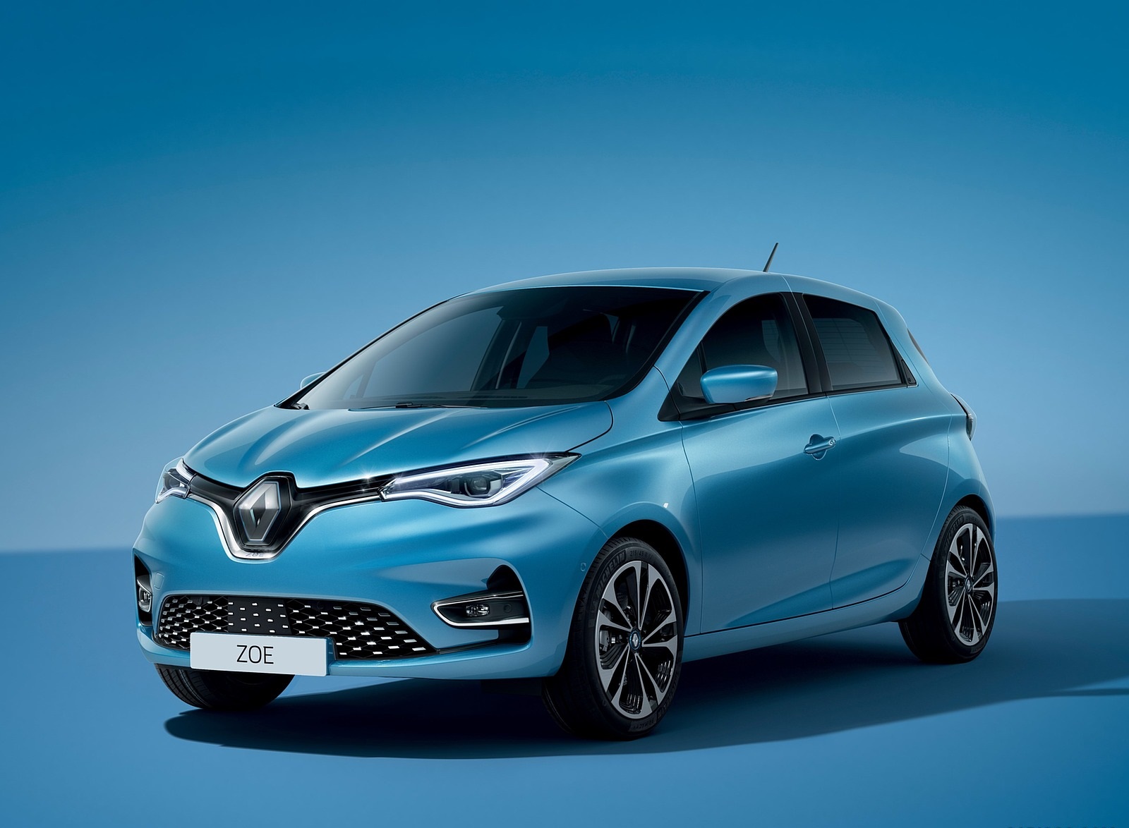 2020 Renault Zoe (Color: Lightning Blue) Front Three-Quarter Wallpapers #25 of 39