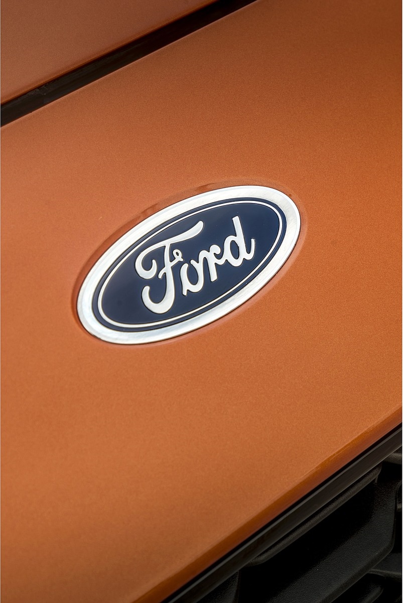 2019 Ford Focus Active 5-Door (Color: Orange Glow) Badge Wallpapers #83 of 118