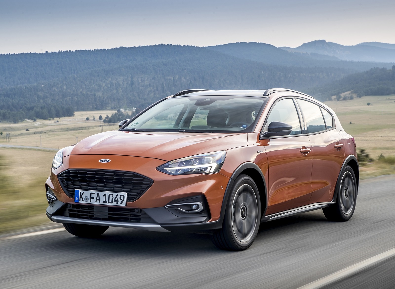 2019 Ford Focus Active 5-Door (Color: Orange Glow) Front Three-Quarter Wallpapers #61 of 118