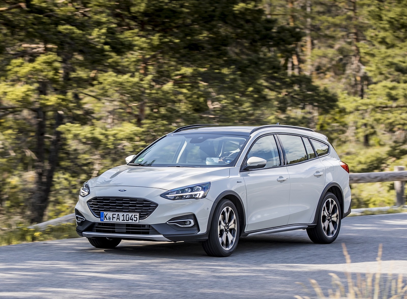 2019 Ford Focus Active Wagon (Color: Metropolis White) Front Three-Quarter Wallpapers (2)