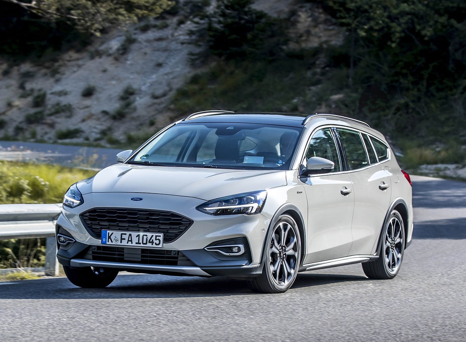 2019 Ford Focus Active Wagon (Color: Metropolis White) Front Three-Quarter Wallpapers #3 of 118