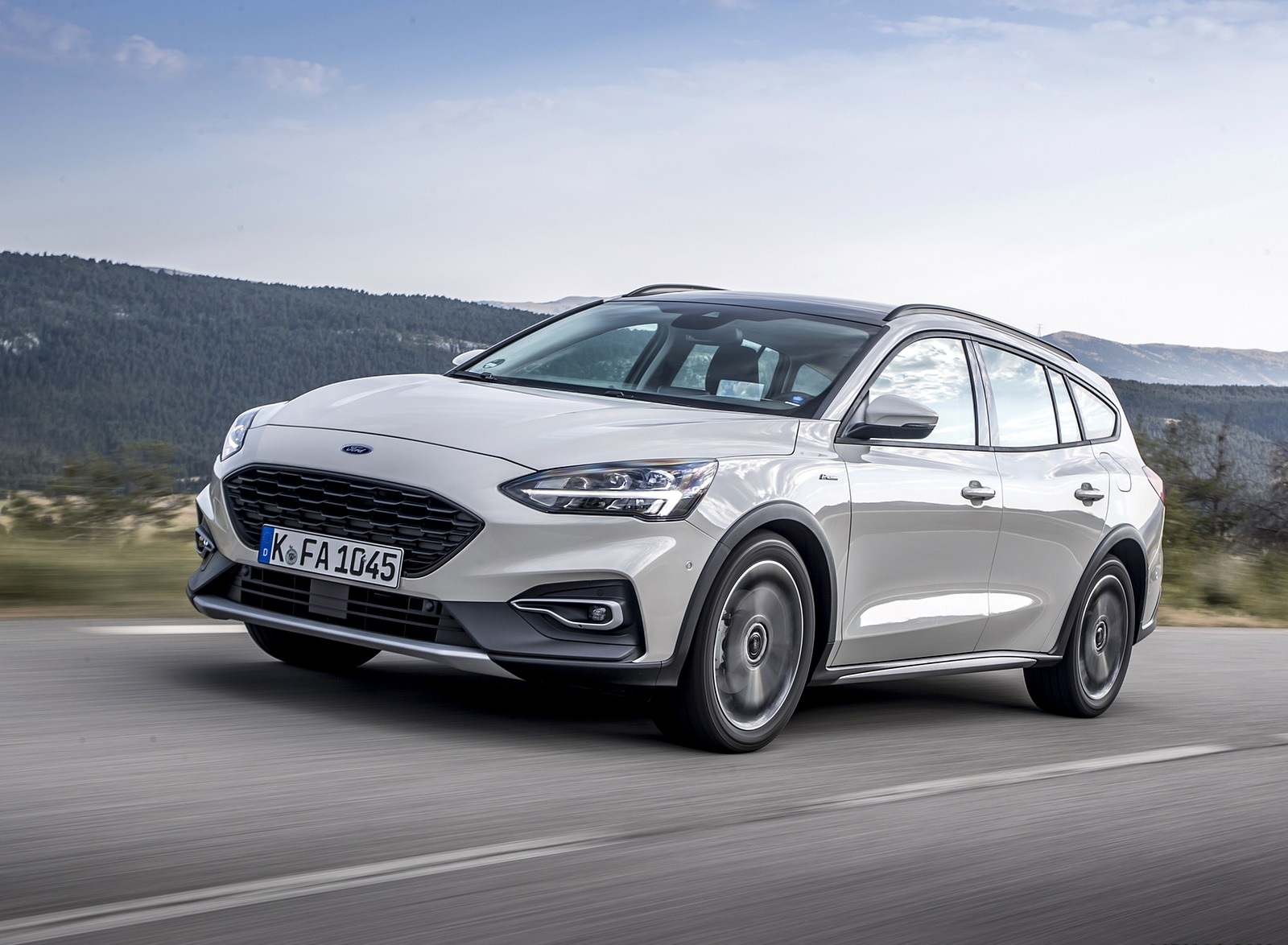 2019 Ford Focus Active Wagon (Color: Metropolis White) Front Three-Quarter Wallpapers #4 of 118