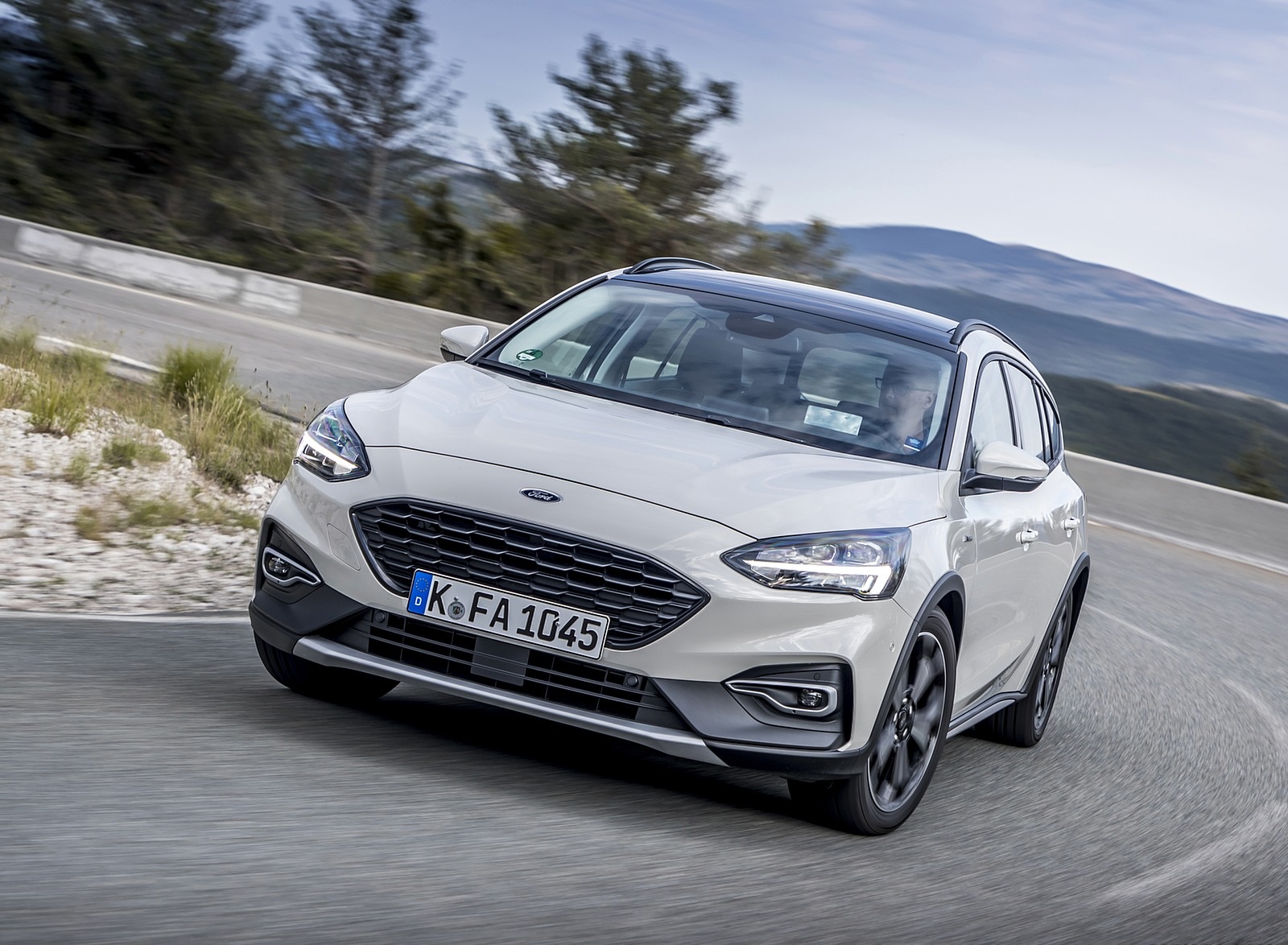 2019 Ford Focus Active Wagon (Color: Metropolis White) Front Three-Quarter Wallpapers (1)