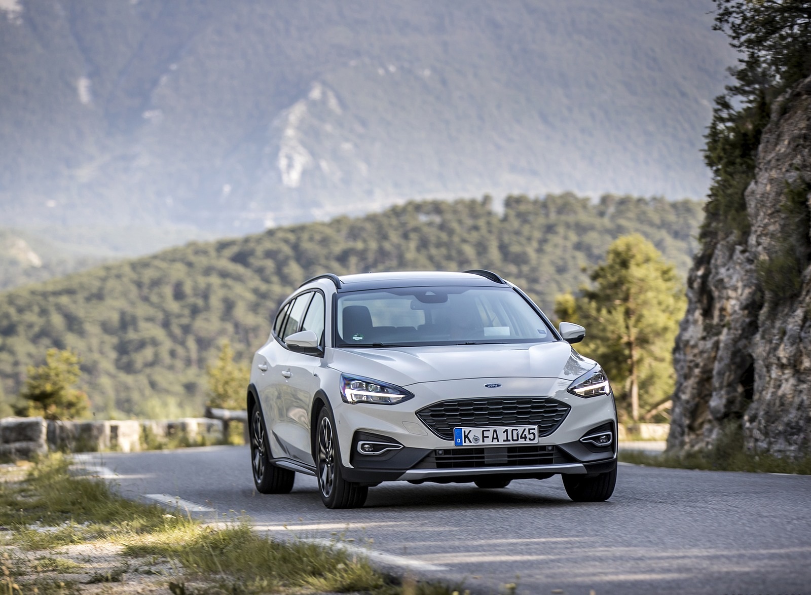 2019 Ford Focus Active Wagon (Color: Metropolis White) Front Wallpapers #7 of 118