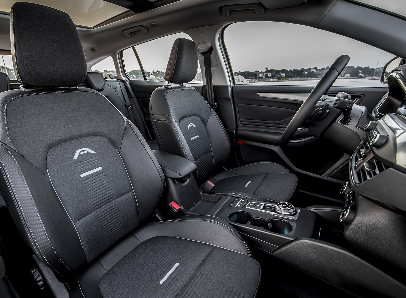 2019 Ford Focus Active Wagon (Color: Metropolis White) Interior Front Seats Wallpapers #44 of 118