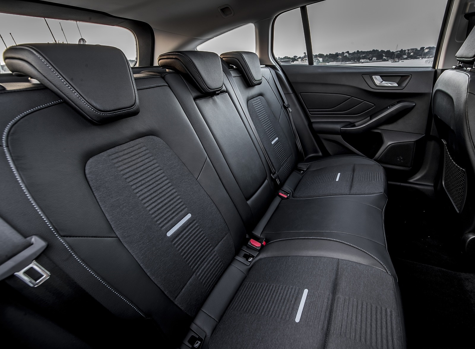2019 Ford Focus Active Wagon (Color: Metropolis White) Interior Rear Seats Wallpapers #45 of 118