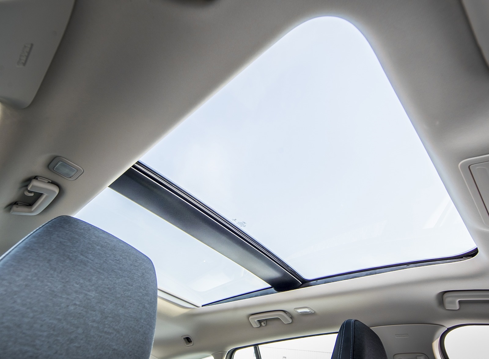 2019 Ford Focus Active Wagon (Color: Metropolis White) Panoramic Roof Wallpapers #46 of 118