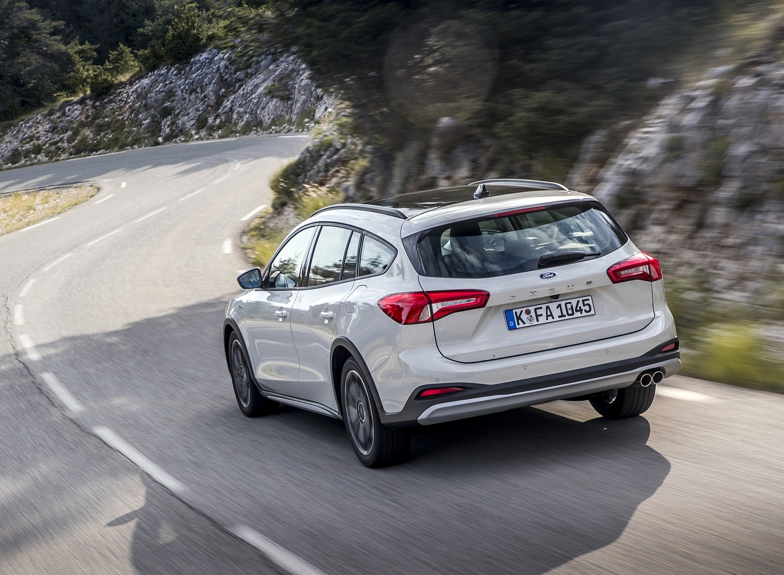 2019 Ford Focus Active Wagon (Color: Metropolis White) Rear Three-Quarter Wallpapers #8 of 118